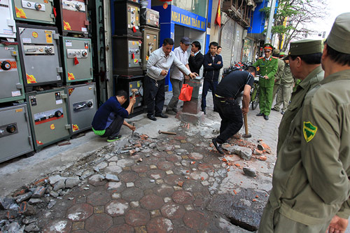 HN: Cán bộ phường dùng búa tạ, kìm cộng lực "dẹp loạn" vỉa hè - 10