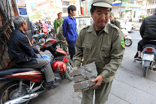 HN: Cán bộ phường dùng búa tạ, kìm cộng lực "dẹp loạn" vỉa hè - 9