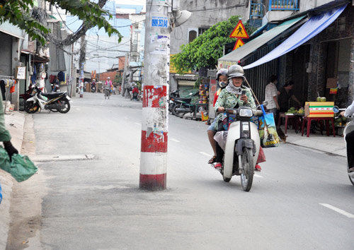 Trụ điện “giăng bẫy”, người dân “cầu cứu” lãnh đạo quận - 2