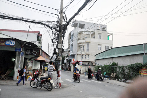 Trụ điện “giăng bẫy”, người dân “cầu cứu” lãnh đạo quận - 4