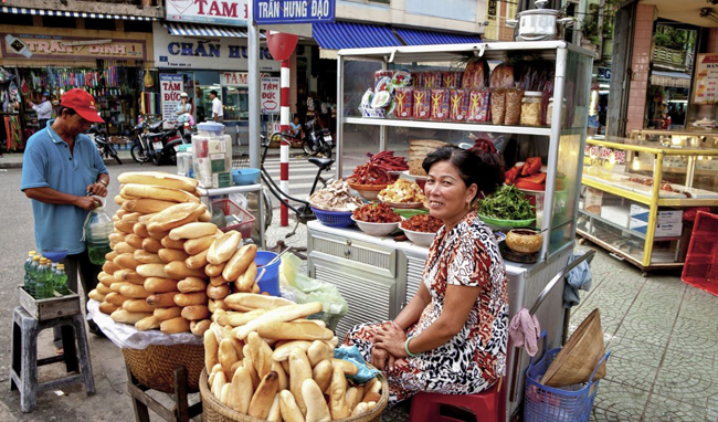 8. Bánh mì - Việt Nam: Danh sách những món ăn đường phố đặc sắc không thể thiếu sự xuất hiện của bánh mì. Lớp vỏ mỏng và giòn làm từ gạo và bột mì, với phần nhân vô cùng đặc sắc và tươi ngon từ rau mùi, cà rốt ngâm, thịt ba chỉ, thịt gà, giò và rất nhiều loại nhân khác nữa.