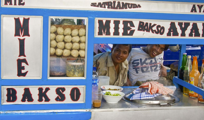 15. Bakso - Indonesia: Bakso làm từ thịt bò viên nấu trong nước dùng cùng mì, trứng và hẹ. Tổng thống Obama đã từng tuyên bố rằng ông yêu bakso trong một chuyến ghé thăm Indonesia.