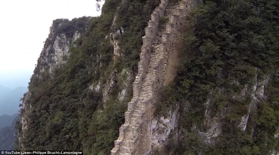 Run rẩy leo Vạn Lý Trường Thành trên vách núi dựng đứng - 2