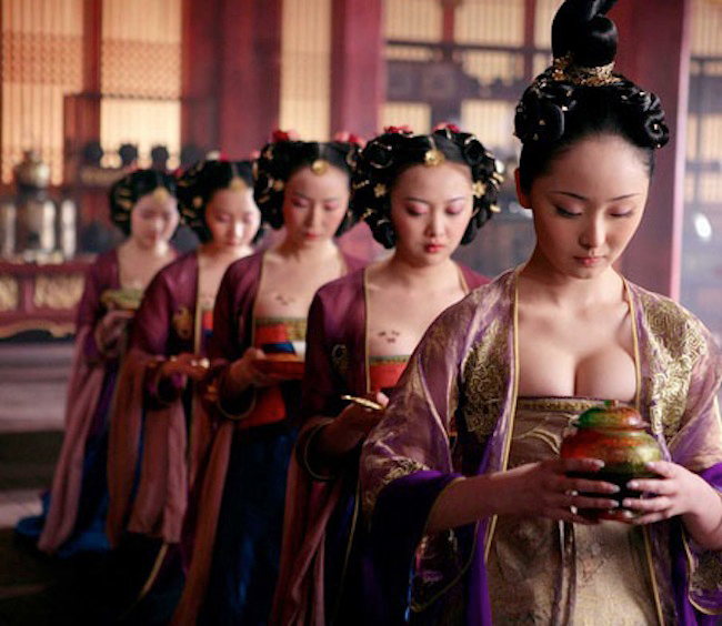 Năm 2006, bộ phim Hoàng Kim Giáp hội tụ dàn sao hạng khủng như Củng Lợi, Châu Kiệt Luân, Châu Nhuận Phát... Tuy nhiên, điều đáng chú ý khác trong phim còn là dàn mỹ nhân trong các vai quần chúng là phi tần, cung nữ.