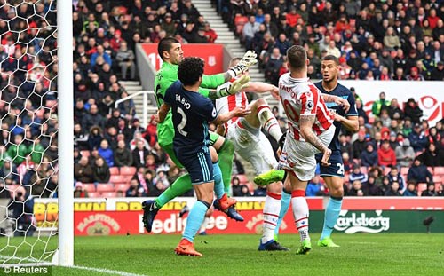 Stoke City - Middlesbrough: Cú đúp và 3 điểm - 1