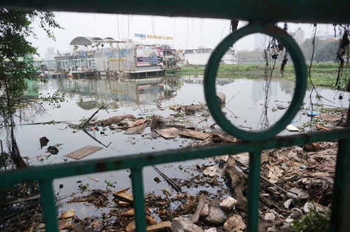 Hồ Tây hôi thối, ngập rác sau khi tháo dỡ nhà hàng nổi - 1
