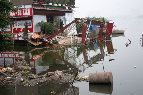 Hồ Tây hôi thối, ngập rác sau khi tháo dỡ nhà hàng nổi - 8