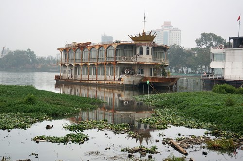 Hồ Tây hôi thối, ngập rác sau khi tháo dỡ nhà hàng nổi - 9