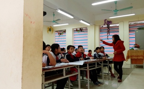 Hà Nội: Lớp học “phải che bạt để tránh rét” được lắp cửa - 1
