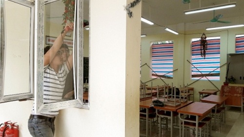 Hà Nội: Lớp học “phải che bạt để tránh rét” được lắp cửa - 2