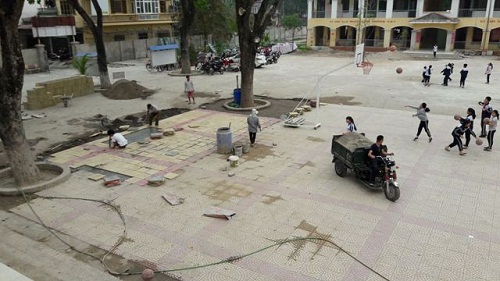 Hà Nội: Lớp học “phải che bạt để tránh rét” được lắp cửa - 3