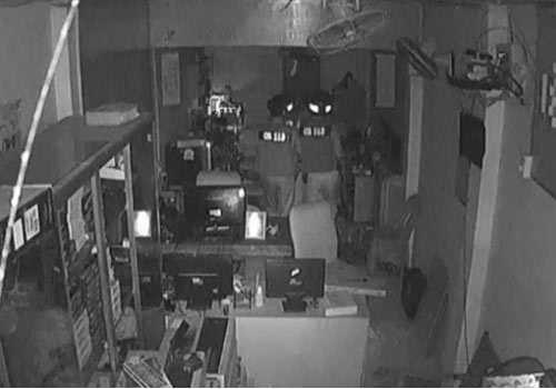 Giả ma đi ăn trộm, bị cảnh sát 113 bắt tại trận - 2