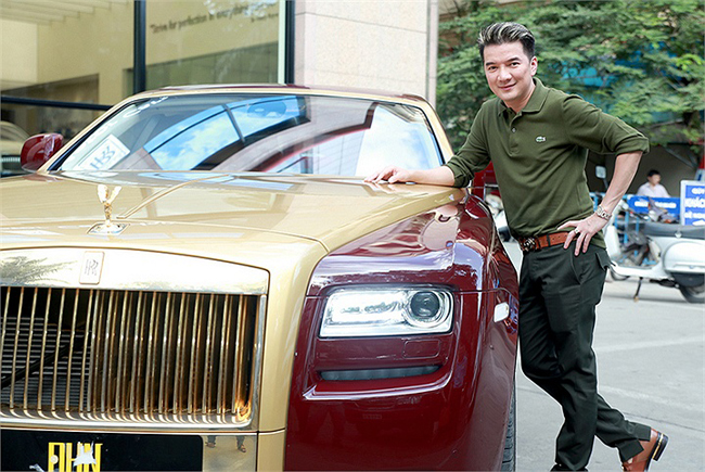 Đàm Vĩnh Hưng cũng từng đi diễn bằng siêu xe Rolls-Royce màu mận chín.