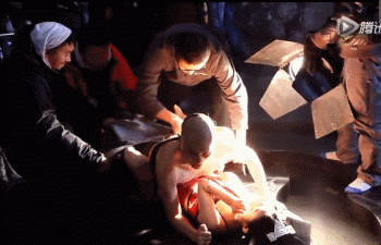 Cười ra nước mắt với hậu trường "cảnh nóng" của sao châu Á - 13