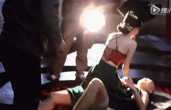 Cười ra nước mắt với hậu trường "cảnh nóng" của sao châu Á - 15