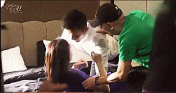 Cười ra nước mắt với hậu trường "cảnh nóng" của sao châu Á - 21