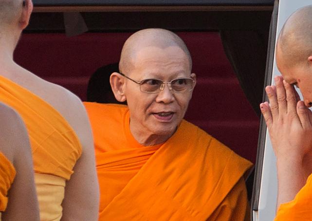 Vua Thái Lan phế bỏ chức vị nhà sư bị 4.000 cảnh sát vây - 1