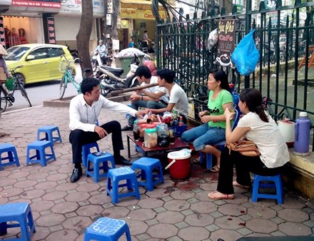 Một quận trung tâm Hà Nội có 333 điểm trà đá vỉa hè - 1