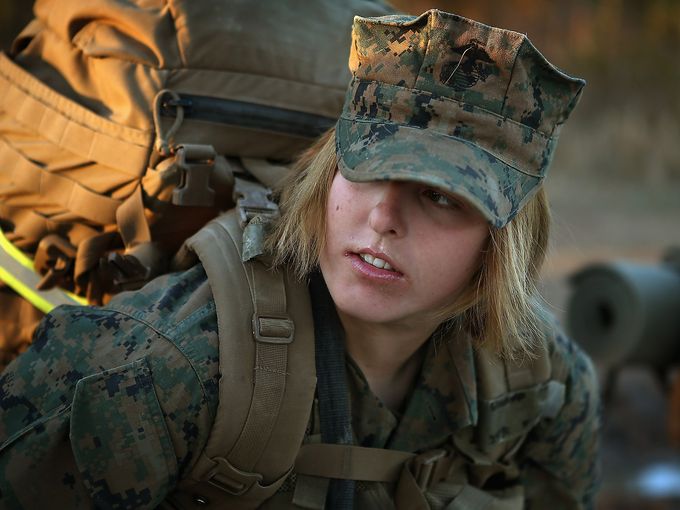 Hàng loạt nữ quân nhân Mỹ lộ ảnh khỏa thân gây chấn động - 1