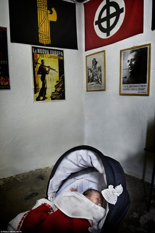 Ảnh: Thâm nhập hang ổ phát xít mới giữa lòng châu Âu - 5