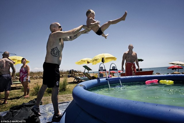 Ảnh: Thâm nhập hang ổ phát xít mới giữa lòng châu Âu - 3