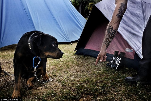 Ảnh: Thâm nhập hang ổ phát xít mới giữa lòng châu Âu - 7