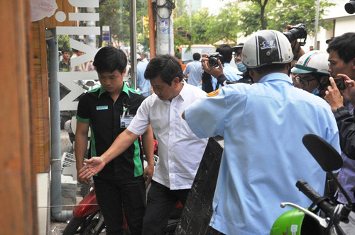 Ông Đoàn Ngọc Hải tiếp tục diện sơ mi trắng xuống đường giành lại vỉa hè - 6