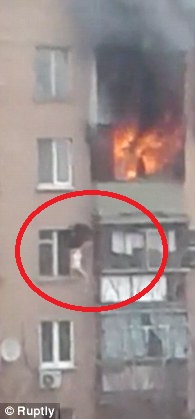 Lửa cháy dữ dội, cô gái Nga phi thân từ tầng 8 xuống đất - 1