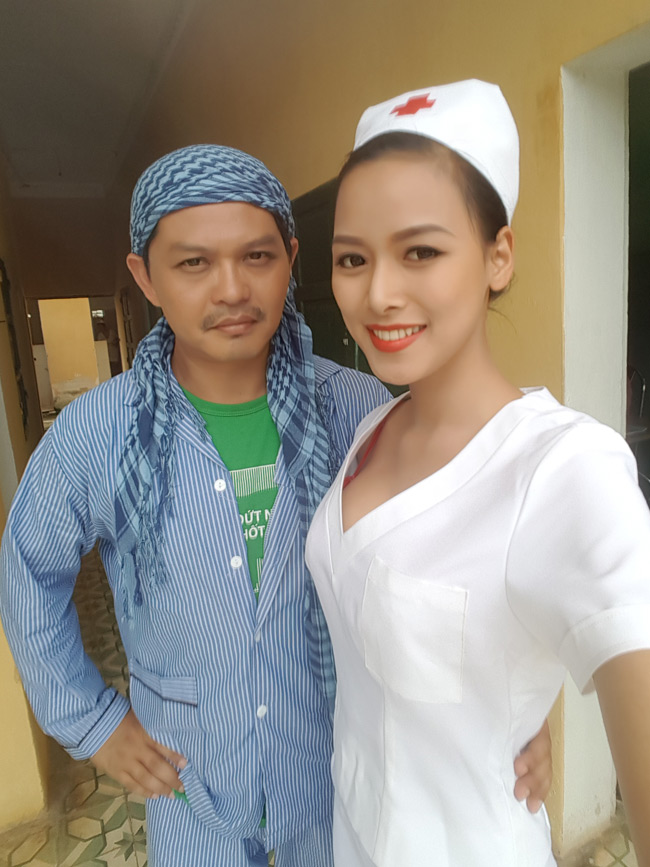 Một trong hai nàng y tá nóng bỏng này là hot girl Quỳnh Lyra, tên thật là Hoàng Thị Quỳnh (sinh năm 1993).