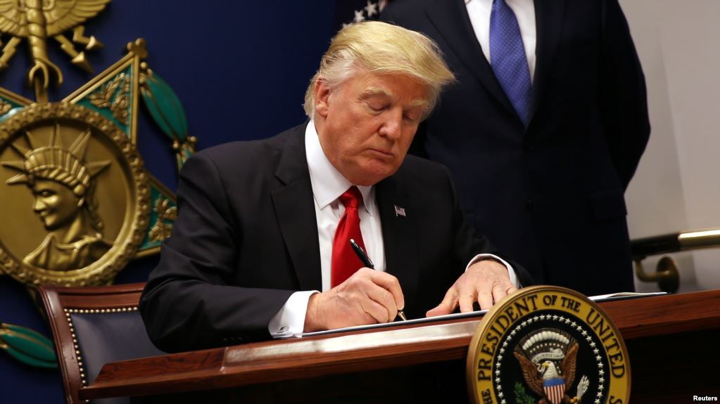Trump kí lệnh cấm nhập cư mới nhằm vào 6 nước Hồi giáo - 1