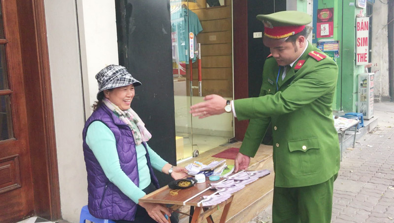 Clip: Công an “giành” được vỉa hè ít phút lại bị dân tái chiếm - 3