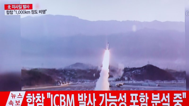 Triều Tiên phóng loạt tên lửa nhằm vào căn cứ quân sự Mỹ - 1