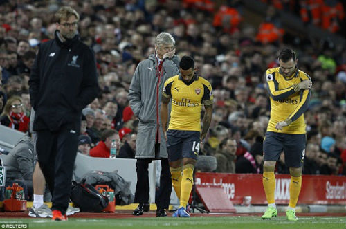 Tiêu điểm vòng 27 NHA: MU, Arsenal tự bắn vào chân - 2
