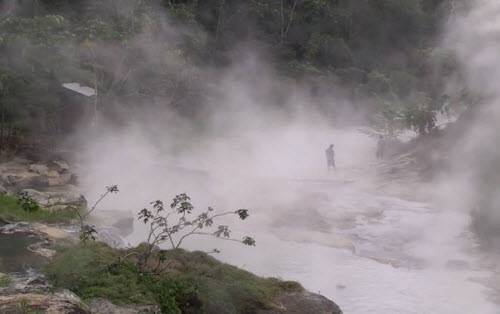 Kỳ lạ dòng sông nước sôi huyền bí giữa rừng Amazon - 1