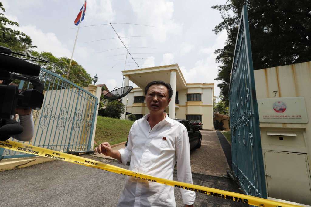 Malaysia phong tỏa ĐSQ Triều Tiên, quyết chờ nghi phạm - 2