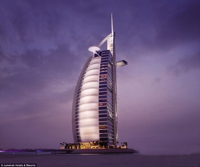 Burj Al Arab cao tới 321m, từng được ghi nhận là khách sạn cao nhất thế giới.