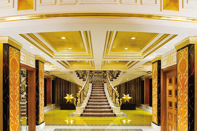Kiến trúc của khách sạn 7 sao này chính là kết tinh của văn hóa Ả Rập. Sự cầu kì, tỉ mỉ và sang trọng hiện hữu trong từng chi tiết nhỏ nhất.