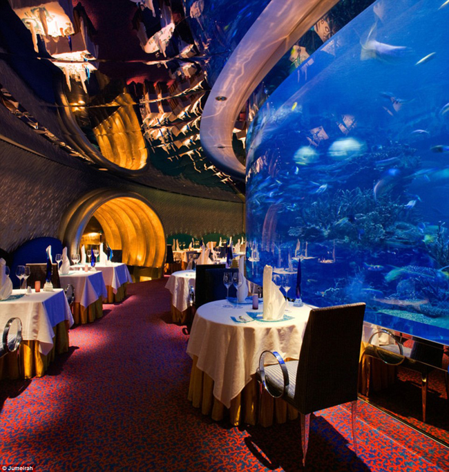 Khách sạn có tổng cộng 9 nhà hàng sang trọng, tất cả đều bao quanh một bể cá khổng lồ.