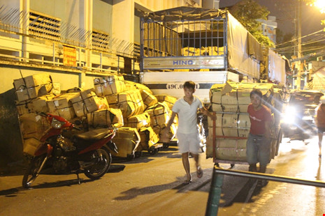 Trước ngày 8-3, chợ hoa Hồ Thị Kỷ có gì hấp dẫn? - 1