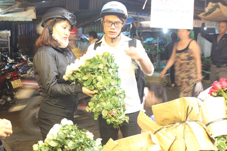 Trước ngày 8-3, chợ hoa Hồ Thị Kỷ có gì hấp dẫn? - 11