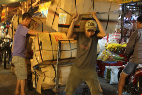 Trước ngày 8-3, chợ hoa Hồ Thị Kỷ có gì hấp dẫn? - 2