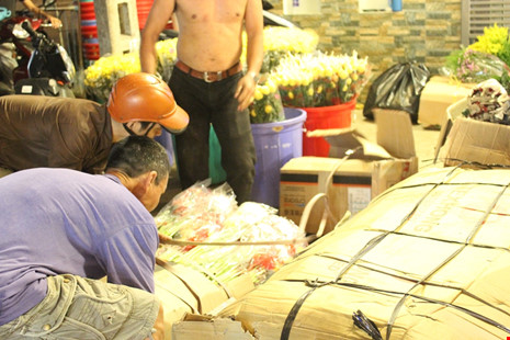 Trước ngày 8-3, chợ hoa Hồ Thị Kỷ có gì hấp dẫn? - 3