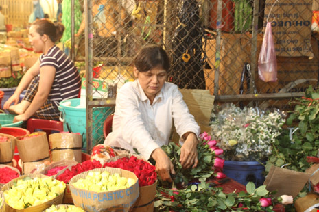 Trước ngày 8-3, chợ hoa Hồ Thị Kỷ có gì hấp dẫn? - 7