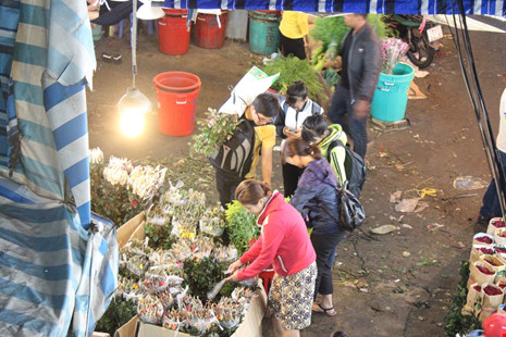 Trước ngày 8-3, chợ hoa Hồ Thị Kỷ có gì hấp dẫn? - 9