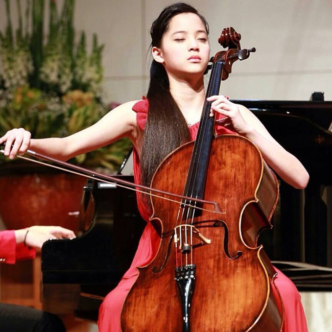 Âu Dương Na Na sinh ngày 15/6/2000, cô được nhiều người biết đến với hình tượng "Công chúa Cello" của Đài Loan. 