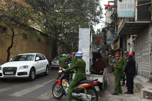 Rạp đám cưới chiếm trọn vỉa hè, &#34;đẩy&#34; người đi bộ xuống lòng đường - 1