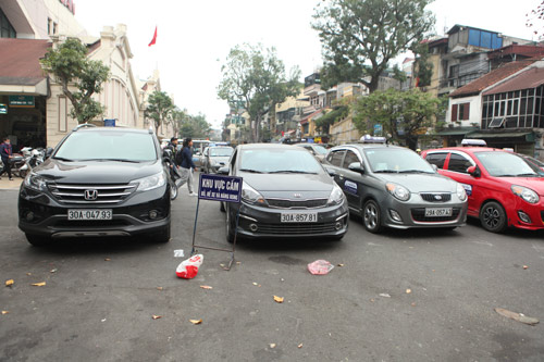 Rạp đám cưới chiếm trọn vỉa hè, &#34;đẩy&#34; người đi bộ xuống lòng đường - 6