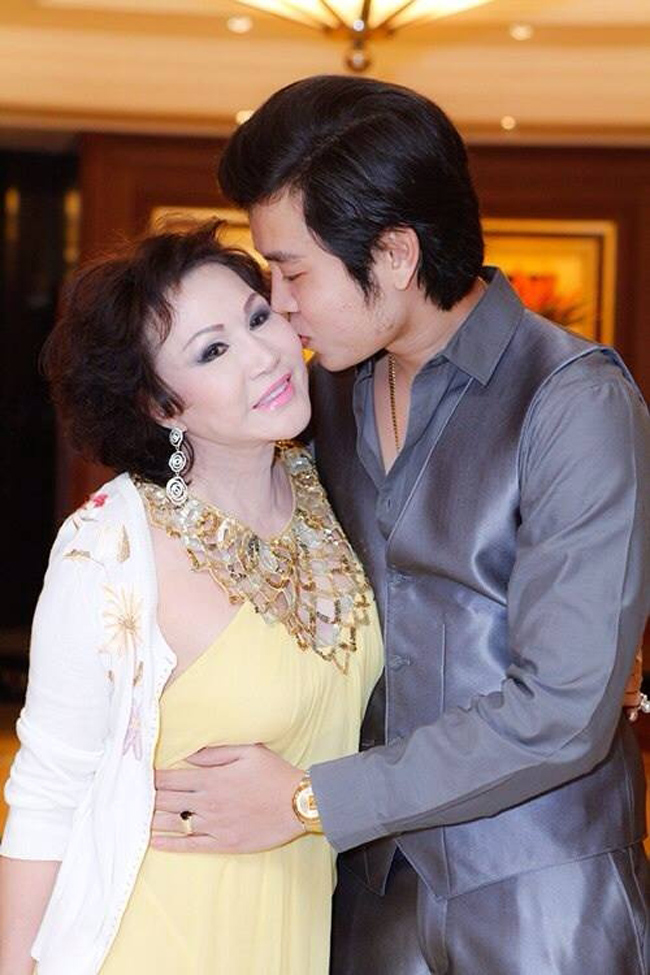 Cặp đôi Vũ Hoàng Việt – Yvonne Thúy Hoàng từng được biết đến là cặp đôi "sai sai" của showbiz Việt bởi sự chênh lệch tuổi tác quá lớn giữa hai người.