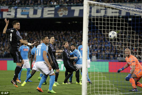 Napoli - Real Madrid: 6 phút siêu anh hùng định đoạt - 1