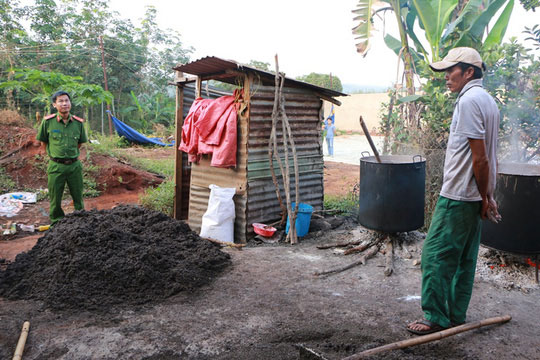 Bắt quả tang cơ sở trộn phẩm màu vào tiêu - 3